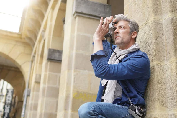 Oudere Fotograaf Nemen Van Foto Met Vintage Camera Oude Stad — Stockfoto