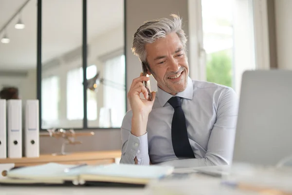 Empresário Falando Celular Escritório Contemporâneo — Fotografia de Stock