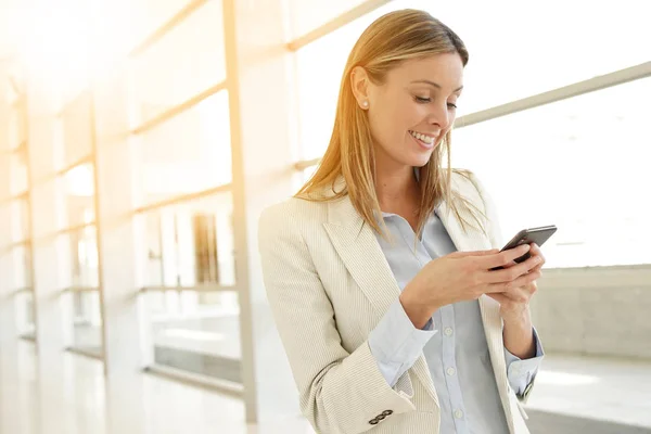 Geschäftsfrau Schreibt Sms Modernen Büro — Stockfoto