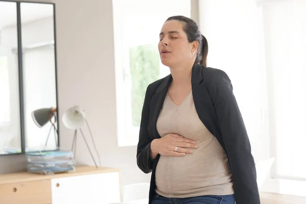 Беременная Деловая Женщина Чувствует Себя Больной Офисе — стоковое фото