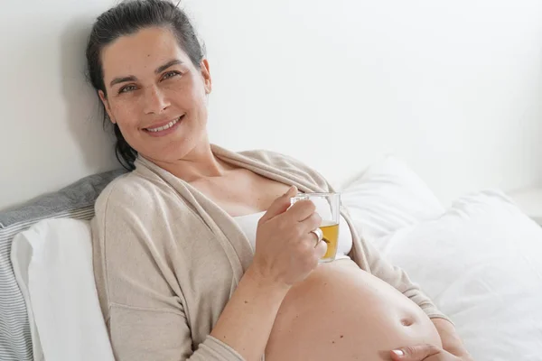 Porträt Einer Schwangeren Frau Die Heißen Tee Bett Trinkt — Stockfoto