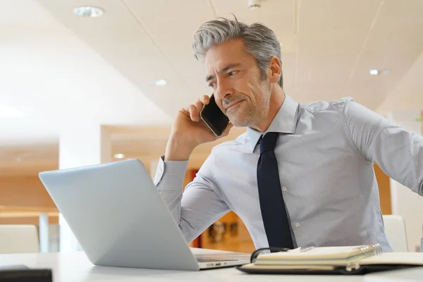 Homme Affaires Mature Parlant Sur Téléphone Portable Dans Bureau Moderne — Photo