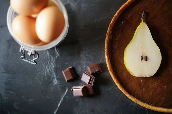 Top Delicous Choklad Päron Tårta Med Ingredienser Skiffer Med Text — Stockfoto