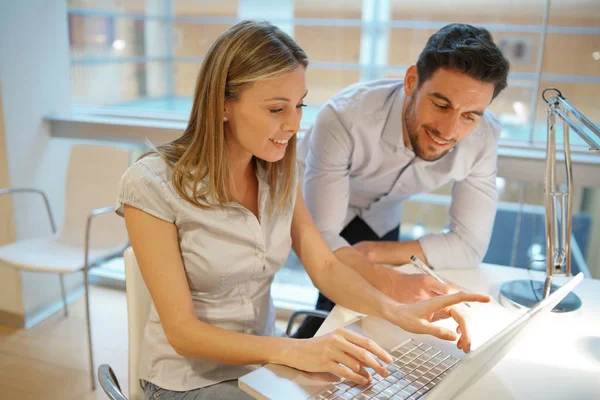 Des Collègues Masculins Féminins Discutent Idées Dans Bureau Moderne — Photo