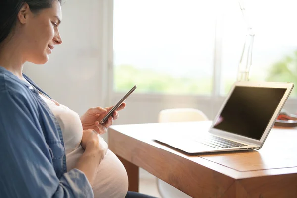 Gravid Kvinna Arbetar Hemifrån Med Laptop — Stockfoto