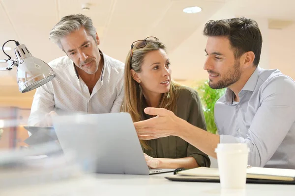 Equipe Inicialização Passando Por Ideias Negócios Escritório — Fotografia de Stock