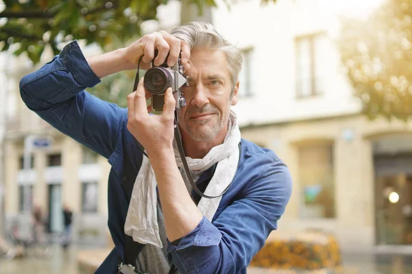 Mature Photographer Taking Photos Vintage Camera Old Town — Stock Photo, Image