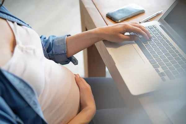 Zbliżenie Kobieta Ciąży Brzuch Laptop Biurze — Zdjęcie stockowe