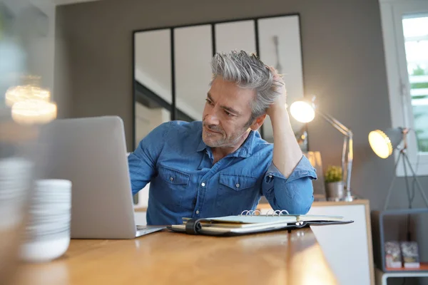 Volwassen Man Werken Vanuit Hedendaags Huis — Stockfoto