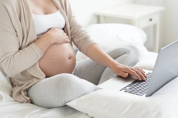 Schwangere Entspannt Sich Mit Laptop Bett — Stockfoto