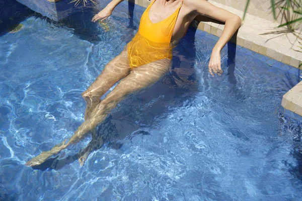 令人惊叹的女人在美丽的摩洛哥游泳池 — 图库照片