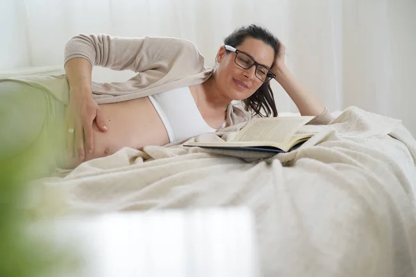 Primer Plano Mujer Embarazada Cama Libro Lectura —  Fotos de Stock