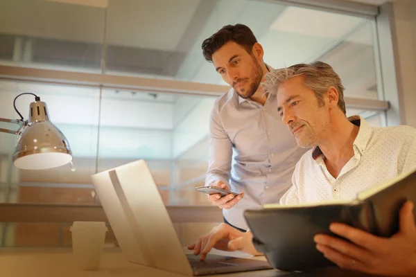 Des Collègues Masculins Discutent Idées Dans Bureau Moderne — Photo