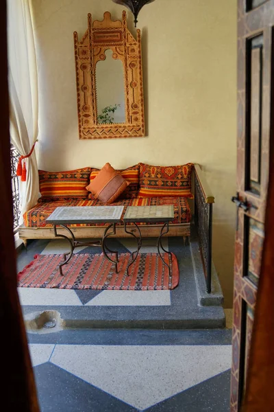 マラケシュ リヤドの伝統的なモロッコのリビングスペース — ストック写真