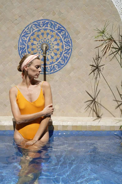 Prachtige Vrouw Het Prachtige Marokkaanse Zwembad — Stockfoto