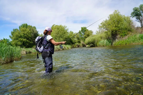 Mujer Madura Pescando Río — Foto de Stock