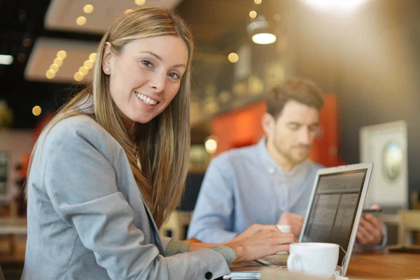 Verkoop Vrouw Glimlachend Camera Tijdens Een Informele Bijeenkomst — Stockfoto