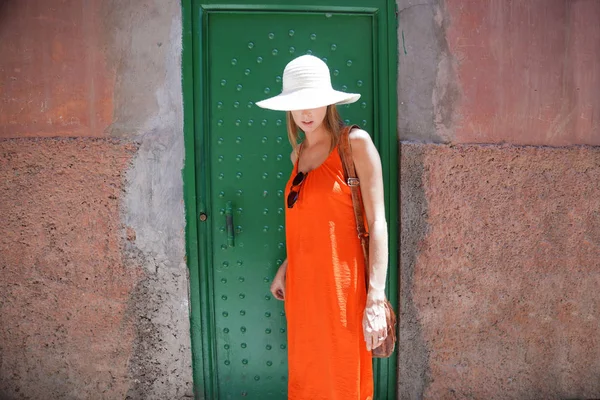 Mooie Vrouw Wandelen Door Straten Marrakech — Stockfoto