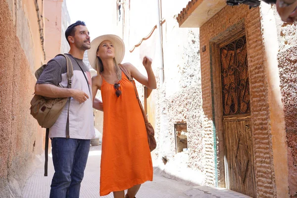 Coppia Attraente Passeggiando Strade Marrakech — Foto Stock