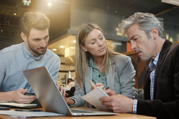 Equipo Ventas Trabajando Través Presentación Con Gerente — Foto de Stock