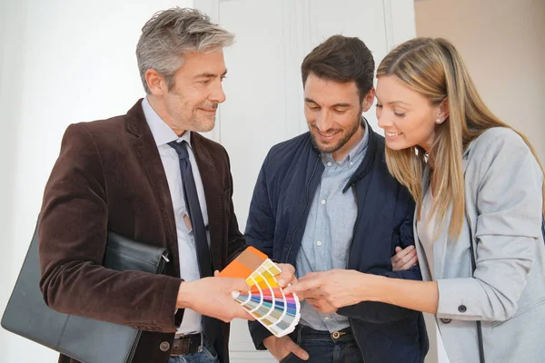 Real Estate Agent Showing Couple Colour Chart Contemporary Home — Stock Photo, Image