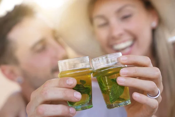 Vrolijk Paar Drinken Van Marokkaanse Muntthee — Stockfoto