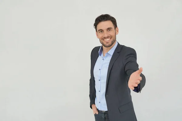 Schöner Geschäftsmann Lächelt Vor Grauem Hintergrund Die Kamera — Stockfoto