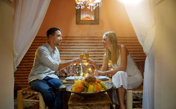 Coppia Con Una Cena Romantica Marrakech — Foto Stock