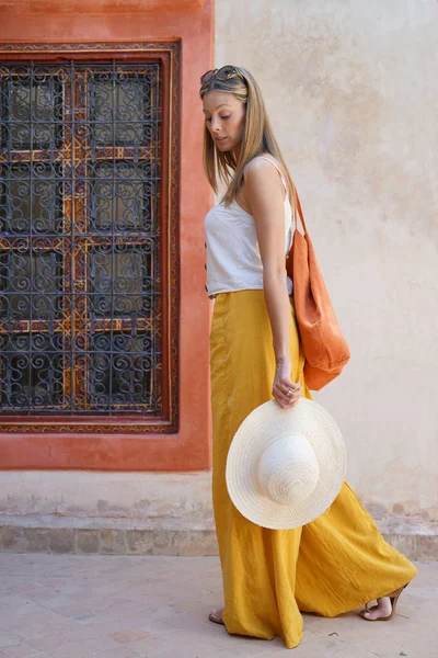 Mujer Elegante Caminando Través Riad Marroquí —  Fotos de Stock