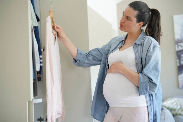 Беременная Женщина Выбирает Одежду Шкафу — стоковое фото
