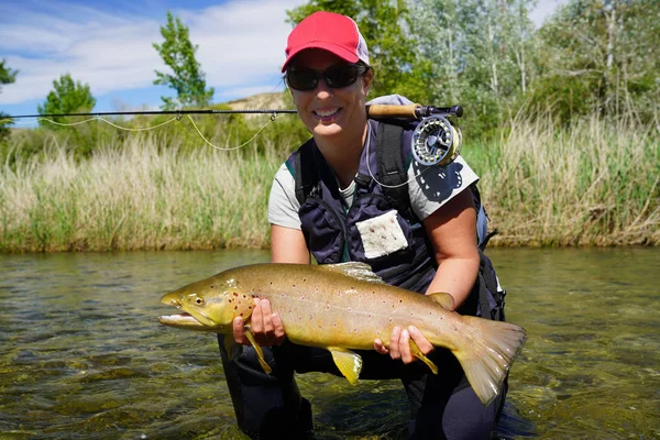 Mujer Madura Pescando Río — Foto de Stock