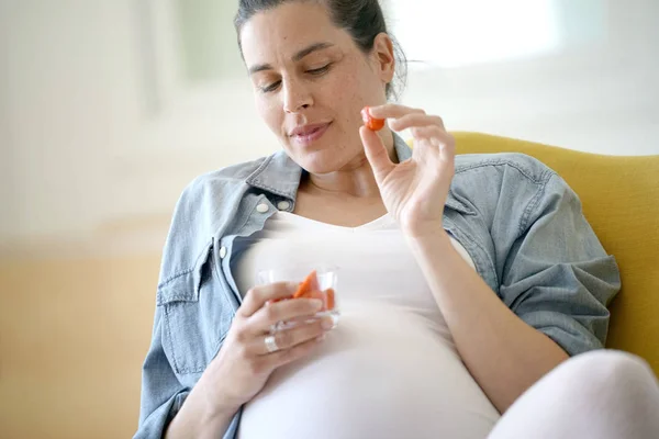 Kobieta Ciąży Relaks Domu Jedzenie Truskawki — Zdjęcie stockowe