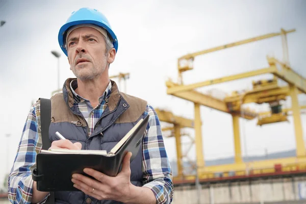 Lavoratore Edile Maturo Che Ispeziona Vista Del Lavoro Con Notebook — Foto Stock