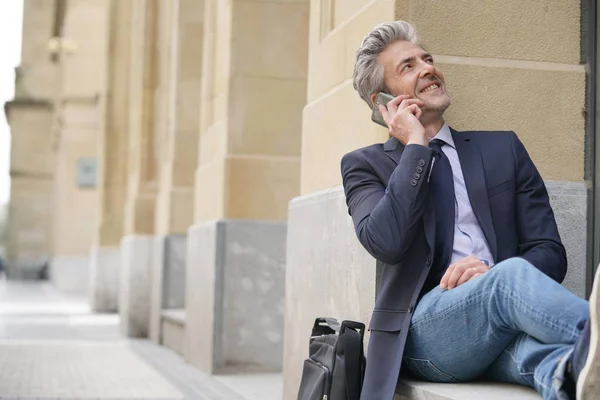 Feliz Hombre Negocios Teléfono Celular Tomando Descanso Aire Libre —  Fotos de Stock