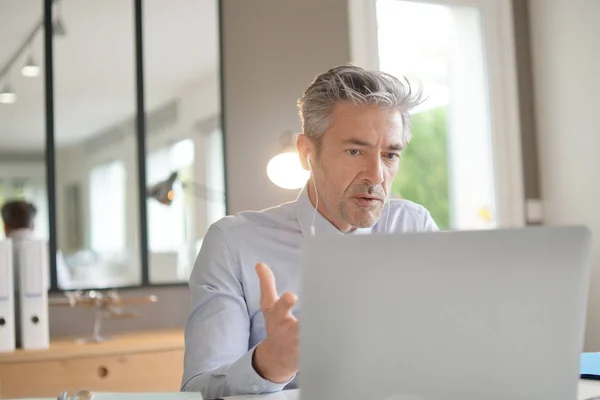 Geschäftsmann Auf Videoabruf Büro — Stockfoto