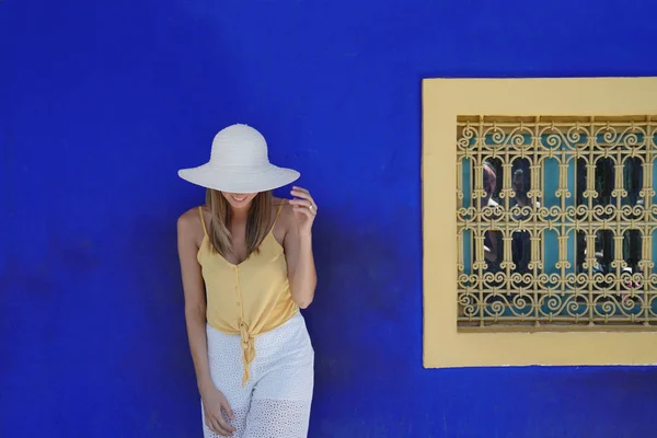 Superbe Femme Contre Mur Bleu Dans Jardin Majorelle Maroc — Photo