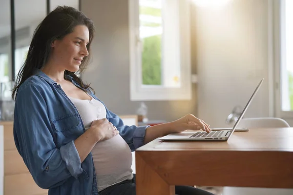 Беременная Женщина Работает Дома Ноутбуком — стоковое фото