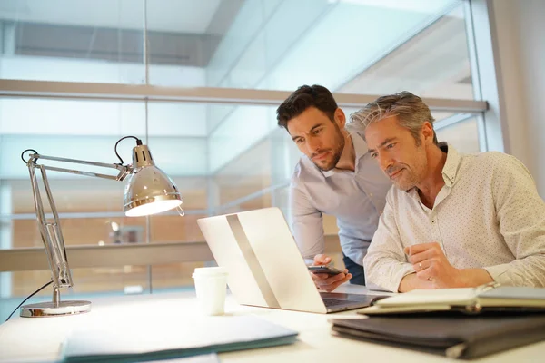 Male Medarbetare Som Talar Över Idéer Modernt Kontor — Stockfoto