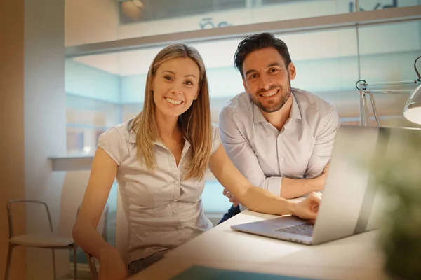 Male Female Coworkers Office Smiling Camera — Stock Photo, Image