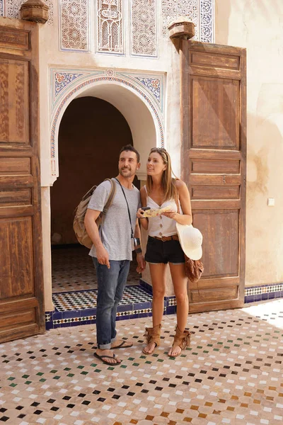 Pareja Turistas Caminando Bahia Palace Con Mapa Ciudad — Foto de Stock