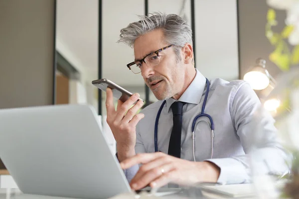 Stilig Läkare Talar Mobiltelefon Moderna Kontor — Stockfoto