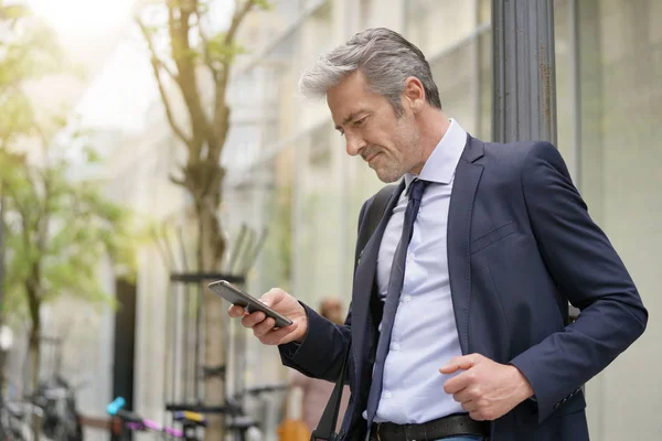 Бізнесмен Запускається Пішки Мобільним Телефоном — стокове фото