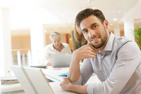 Membre Équipe Démarrage Travaillant Sur Ordinateur Dans Bureau — Photo