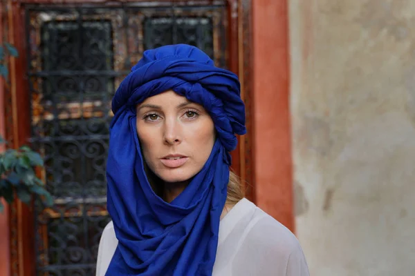 Ritratto Donna Che Indossa Una Sciarpa Blu Tuareg Foto Stock