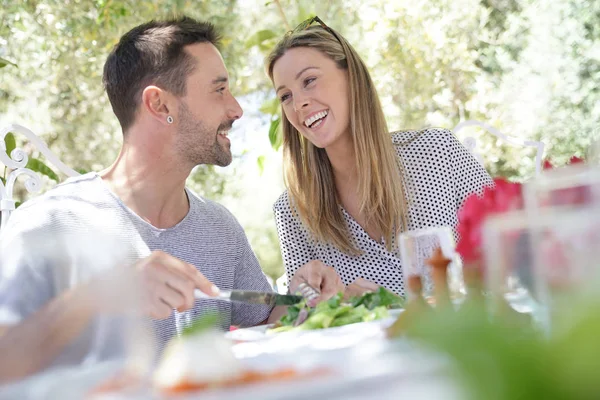 Glückliches Paar Beim Mittagessen Freien lizenzfreie Stockbilder