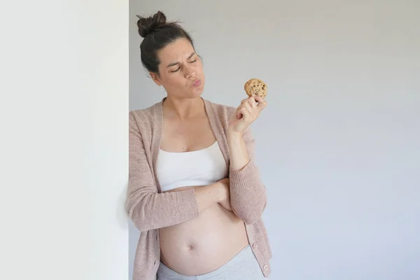 Gravid Kvinne Som Spiser Kjeks Isolert royaltyfrie gratis stockfoto