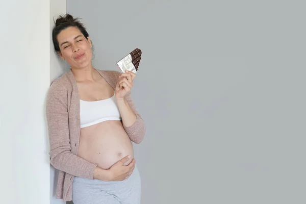 Schwangere Sehnt Sich Nach Schokoriegel Isoliert Stockbild
