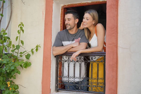 Pareja Mirando Por Ventana Riad Marroquí Imágenes De Stock Sin Royalties Gratis