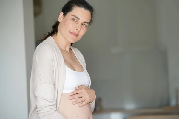 自宅に立つ妊婦の肖像 ストック画像