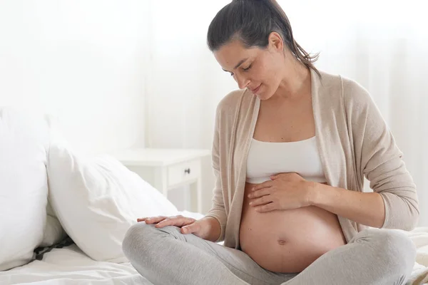 Retrato Mujer Embarazada Relajándose Cama Imágenes de stock libres de derechos